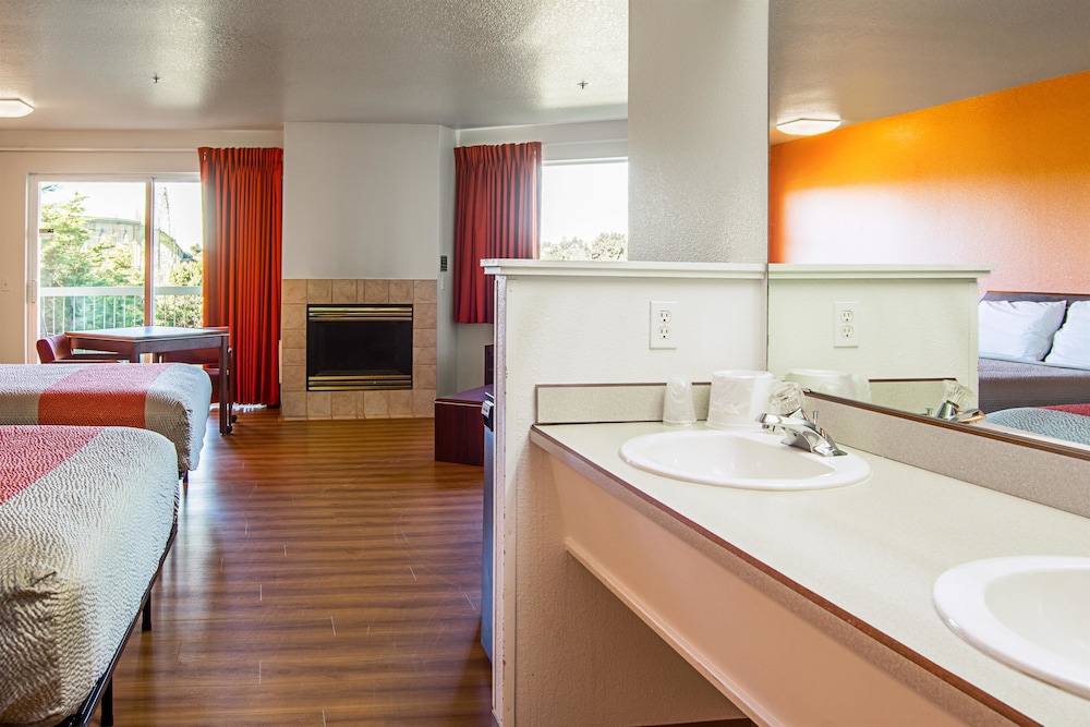Motel6 Newport, OR 24/47