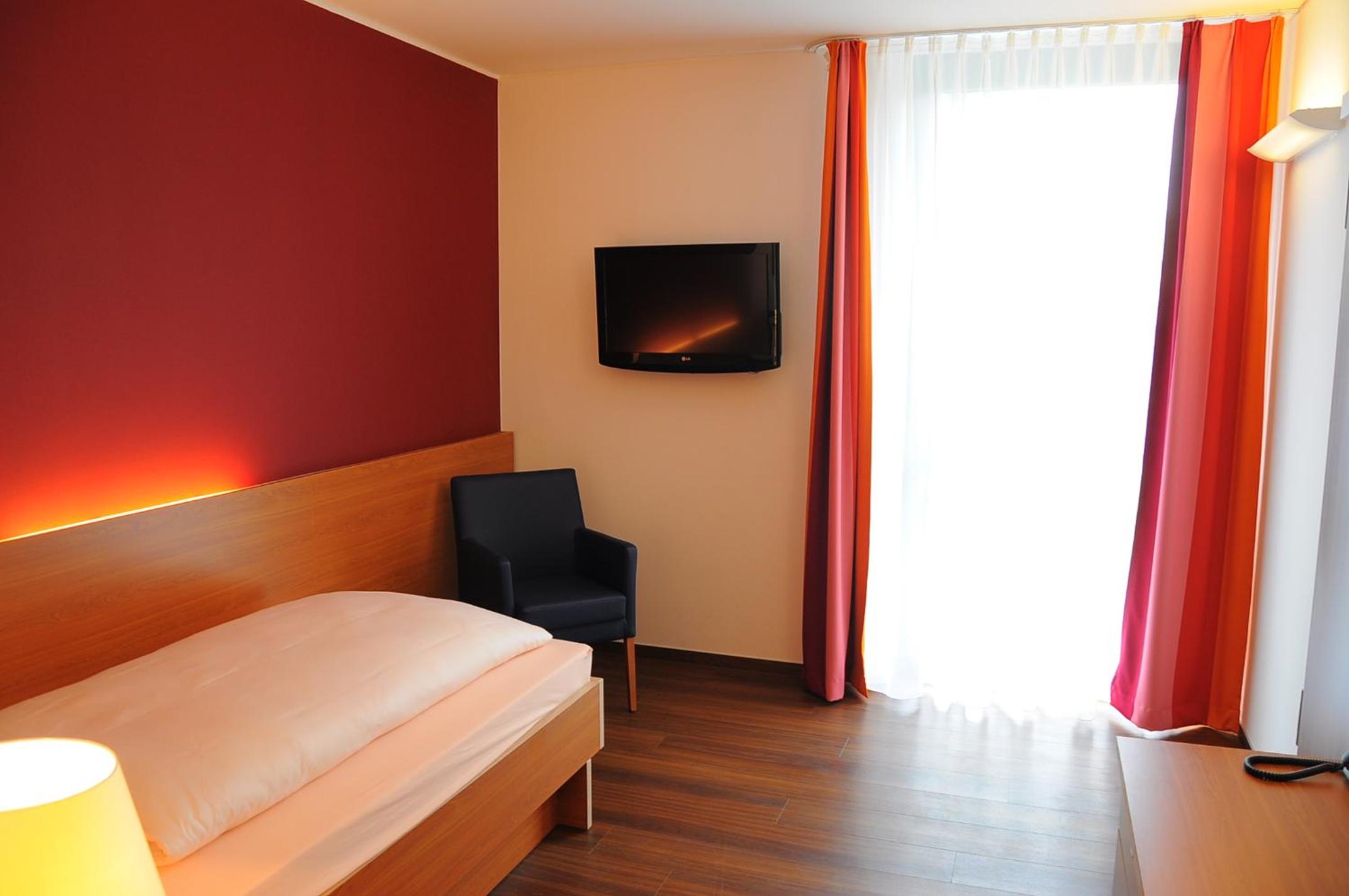 Room, Single, Queen Bed
