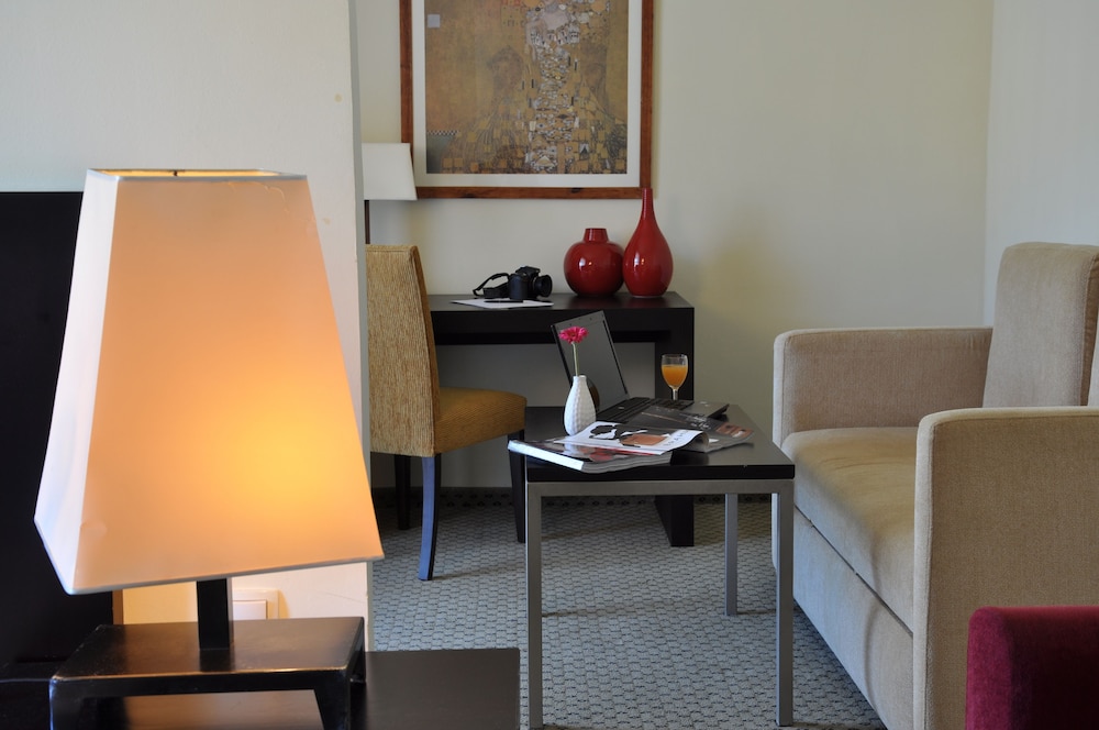 INTERNATIONAL HOTEL 4/34