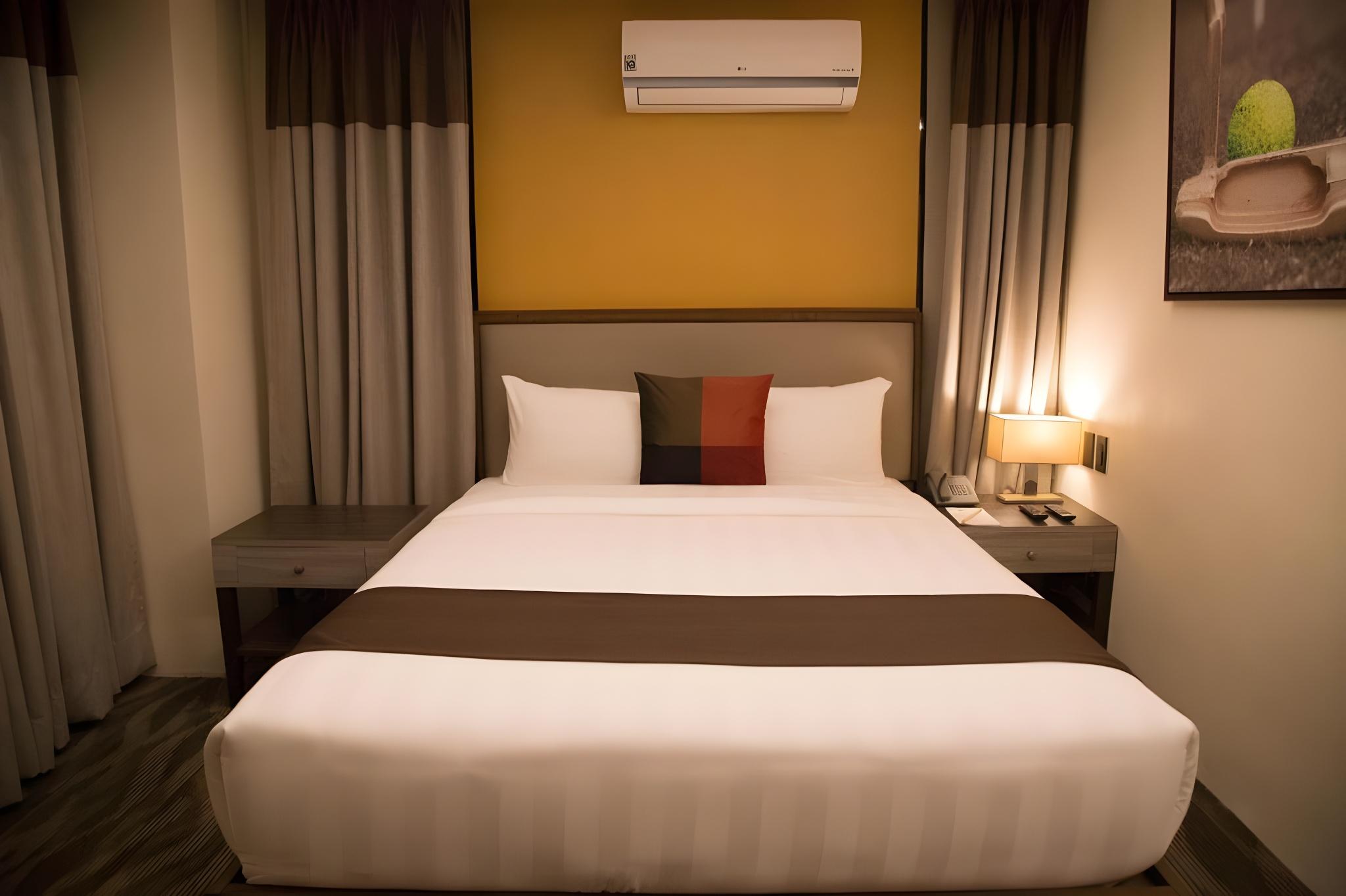 غرفة بسرير كوين بإطلالة على البحيرة