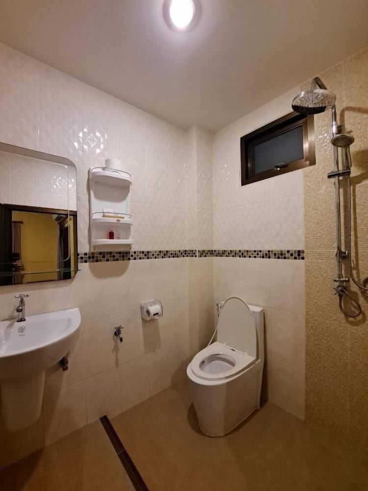 T Y Airport Inn 53/53