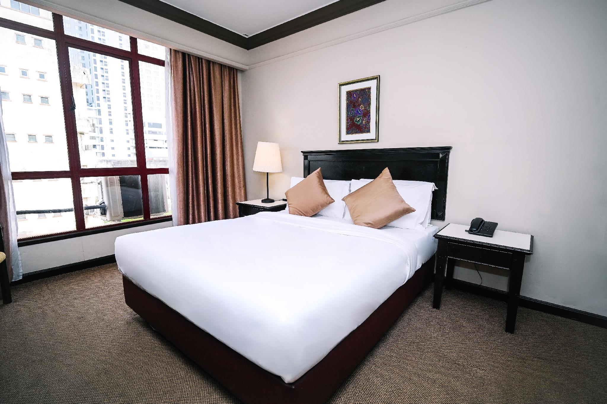 Deluxe Triple 1 Queen bed 1 Twin bed