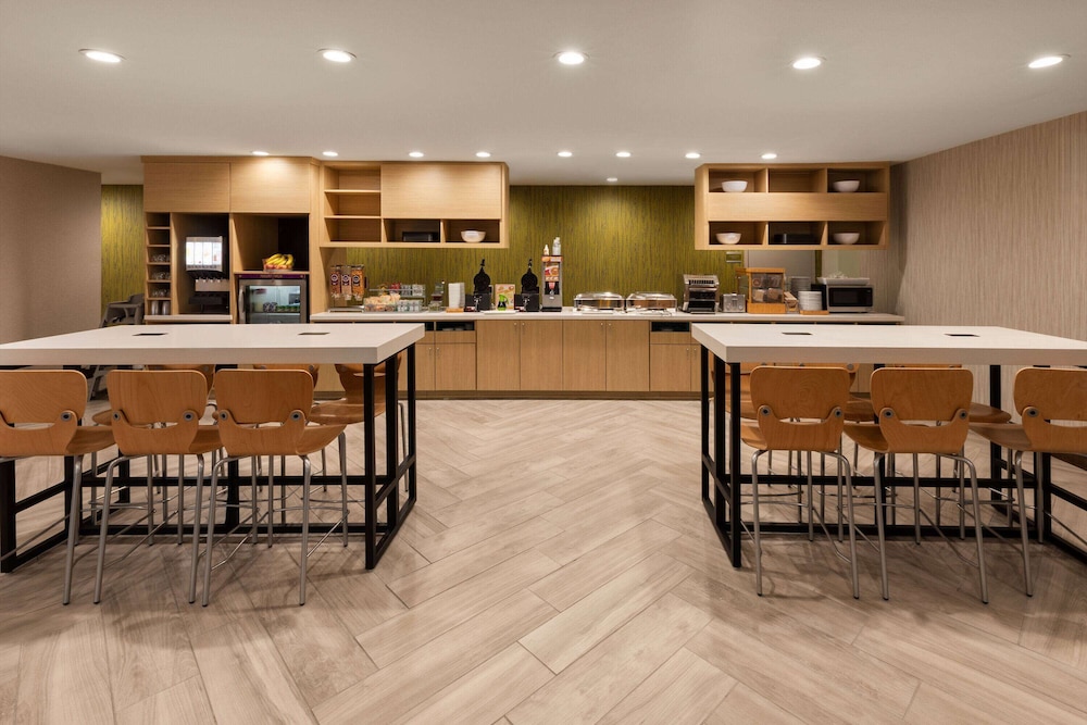 Hawthorn Suites by Wyndham Kingwood/Houston 18/30