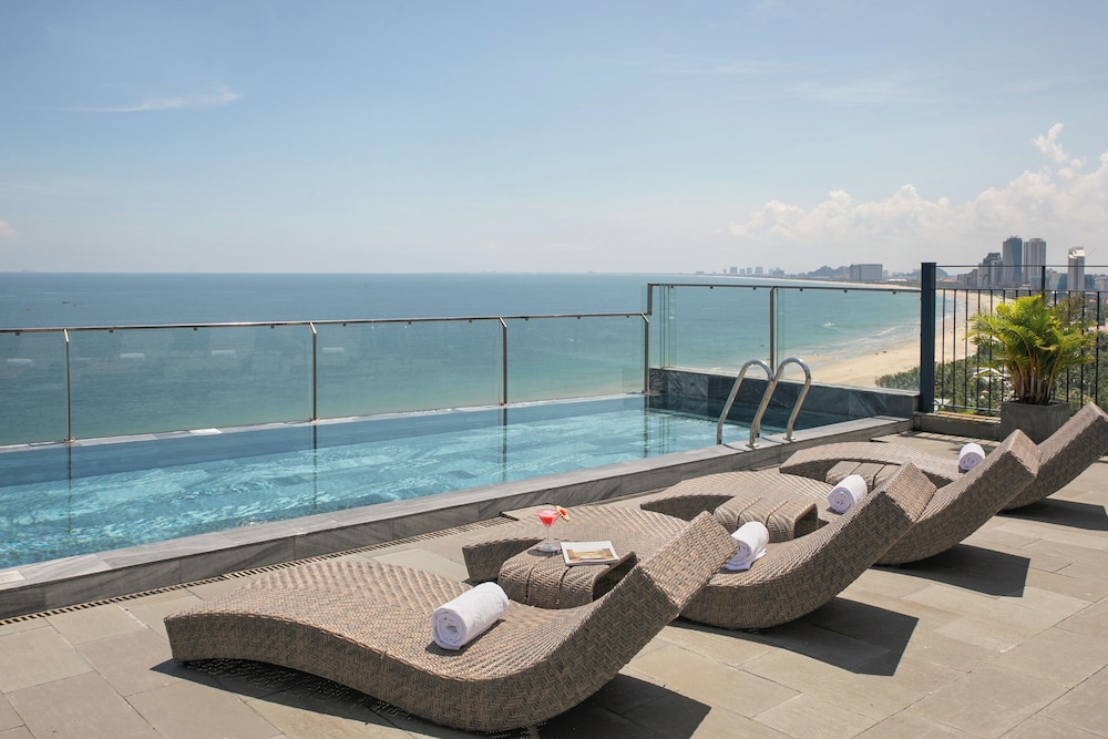 Mangata Beachfront Hotel 38/46