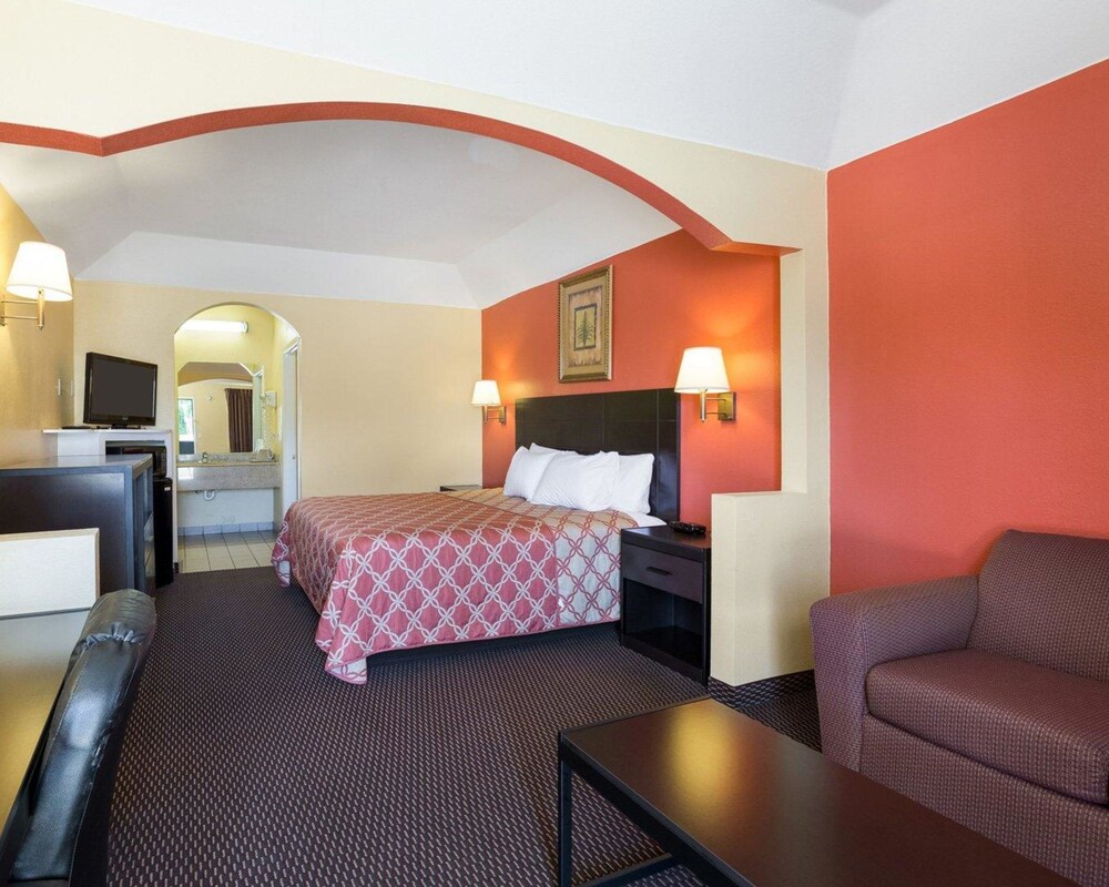 Rodeway Inn & Suites Humble IAH 18/34