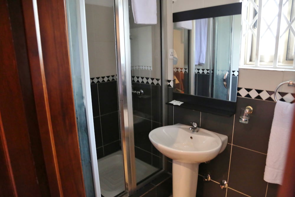 Eden Vale Hotel 47/50