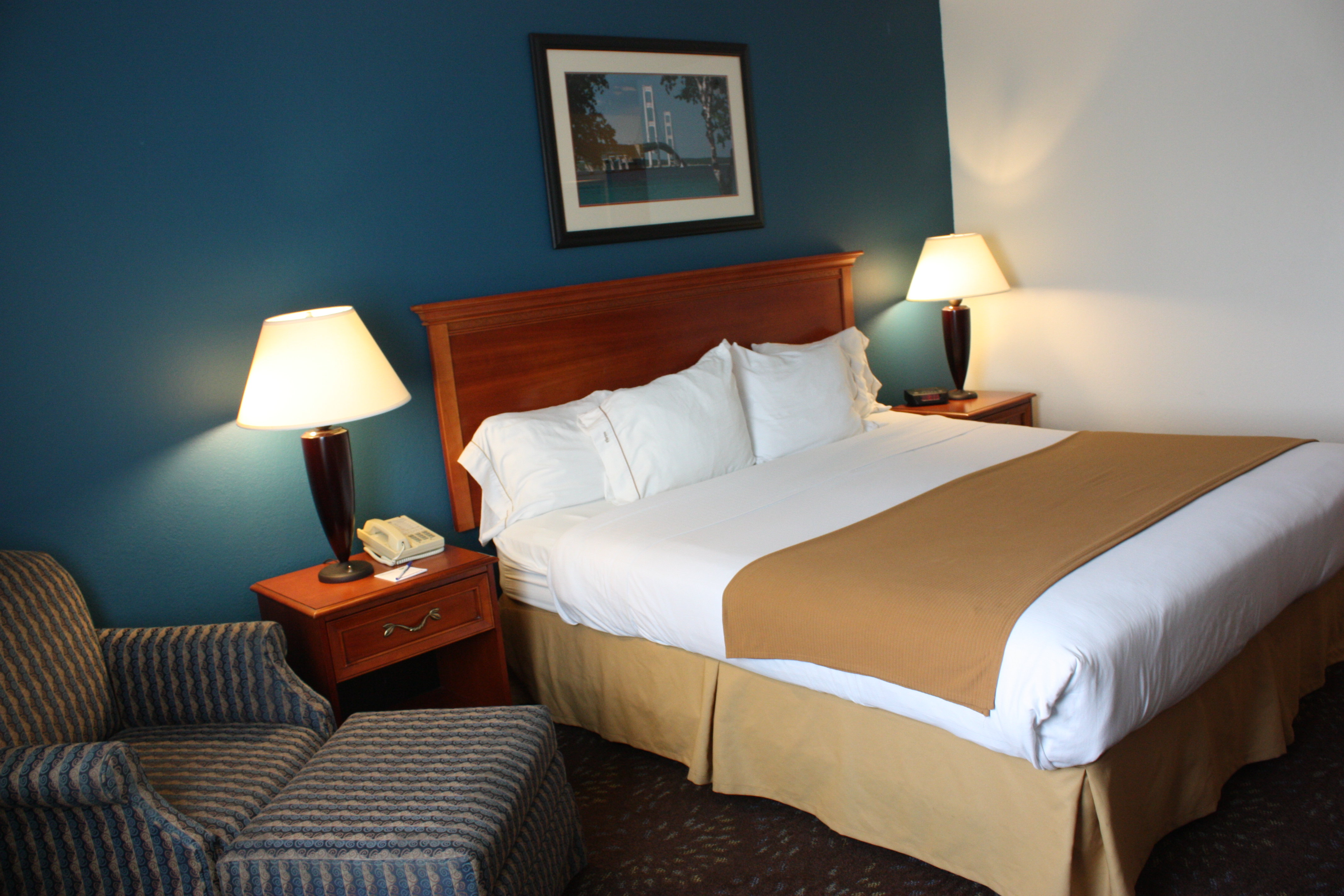HOLIDAY INN EXPRESS MACKINAW CITY 32/54