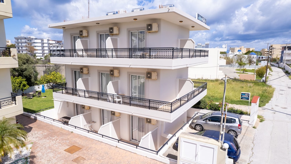 Johnhara Studios And Apartments photo1
