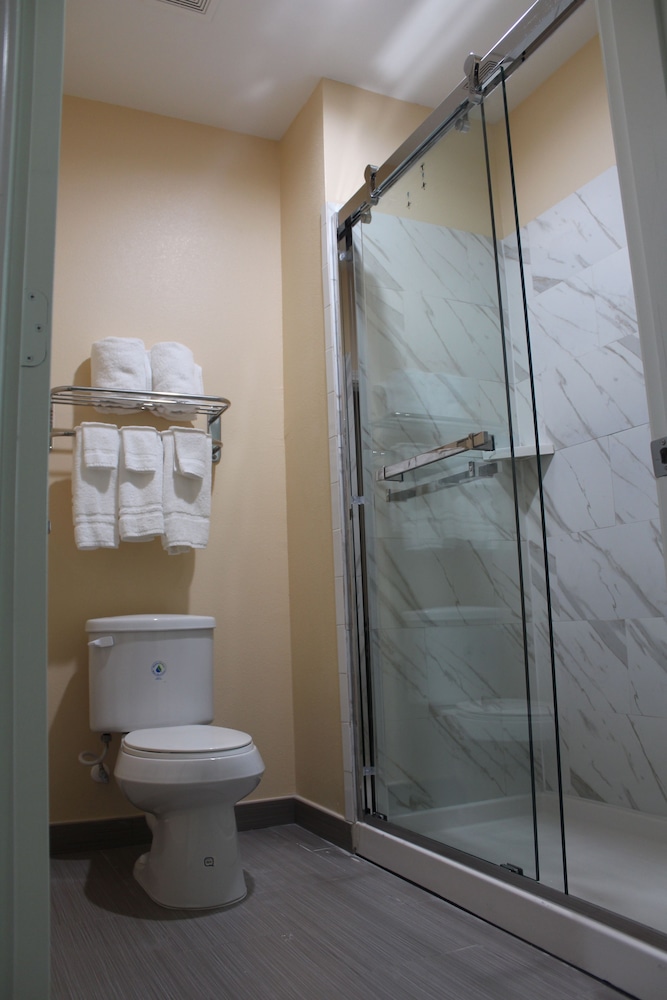 Express Inn & Suites - Bush Airport 32/34