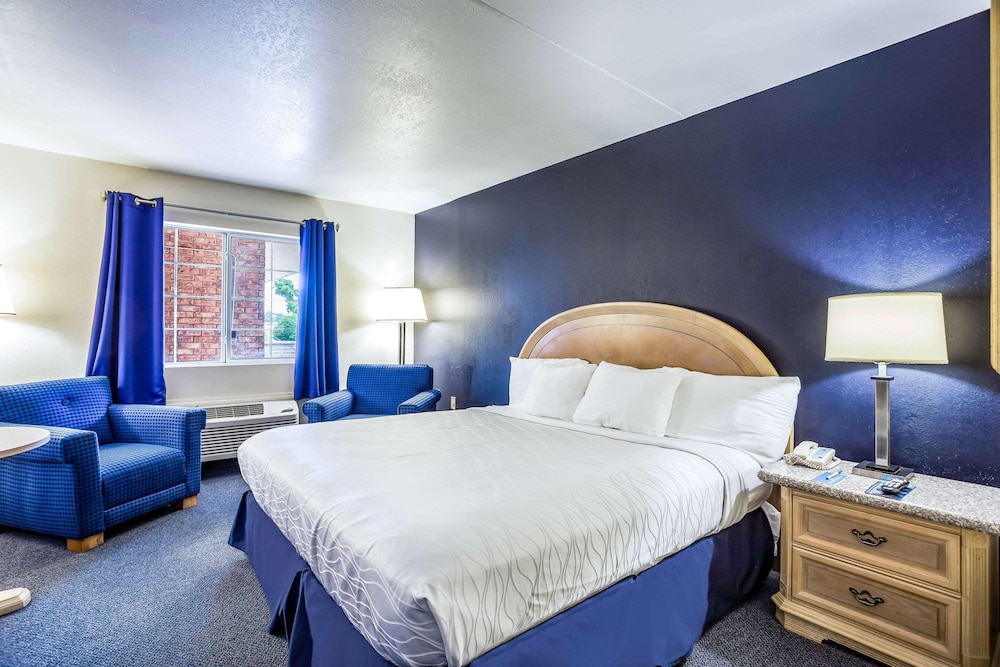 Rodeway Inn Branson, Brick House 9/35