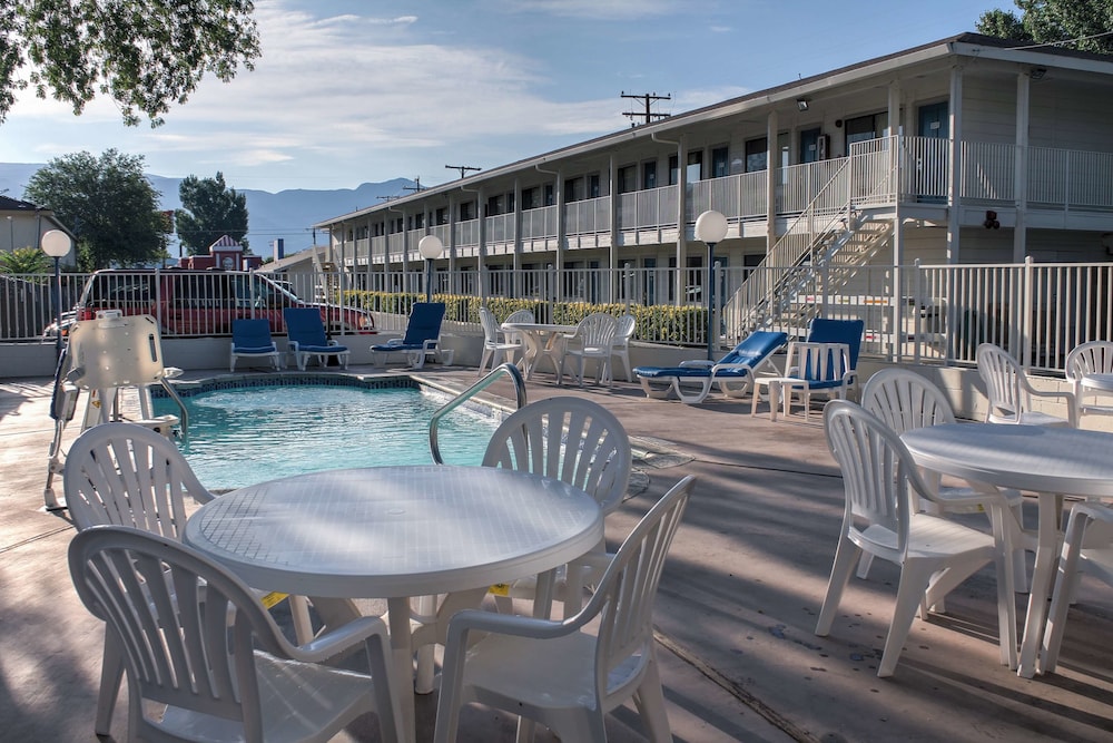 Motel6 Bishop, CA 23/33