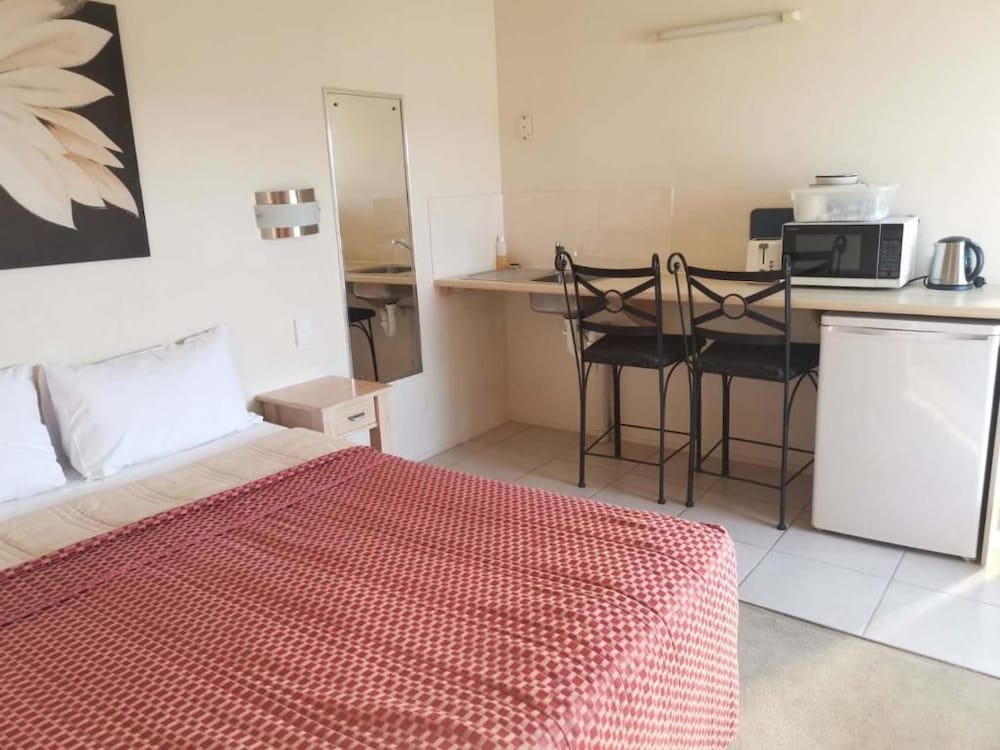 NAMBOUR LODGE MOTEL 19/37