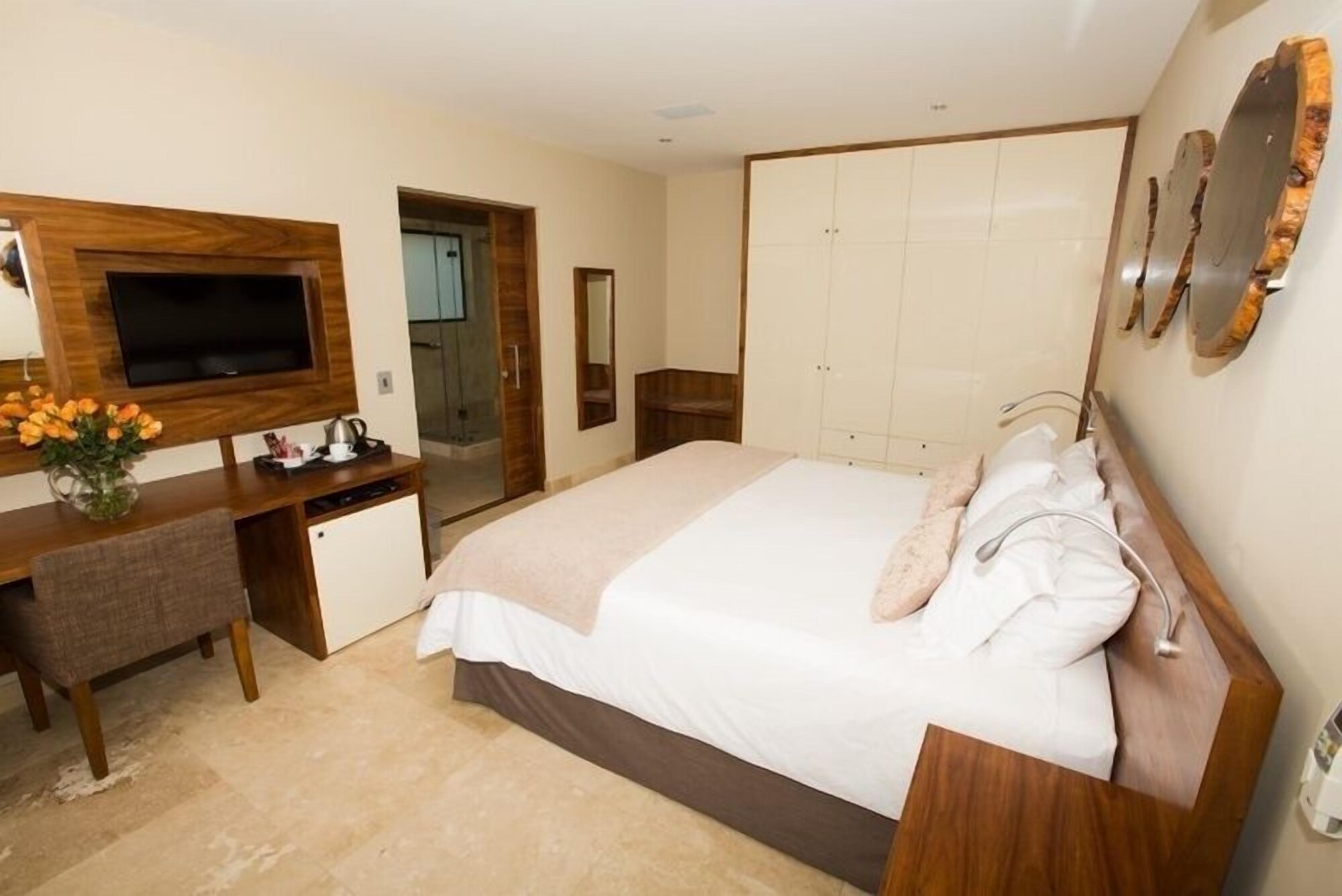 LUXURY, KING BED