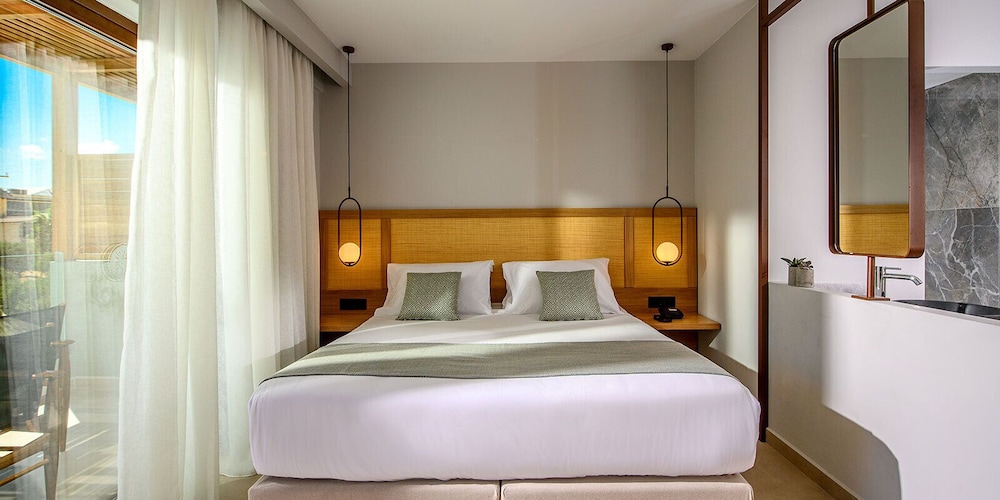 FAMILY SUITE SHARING POOL POOL VIEW