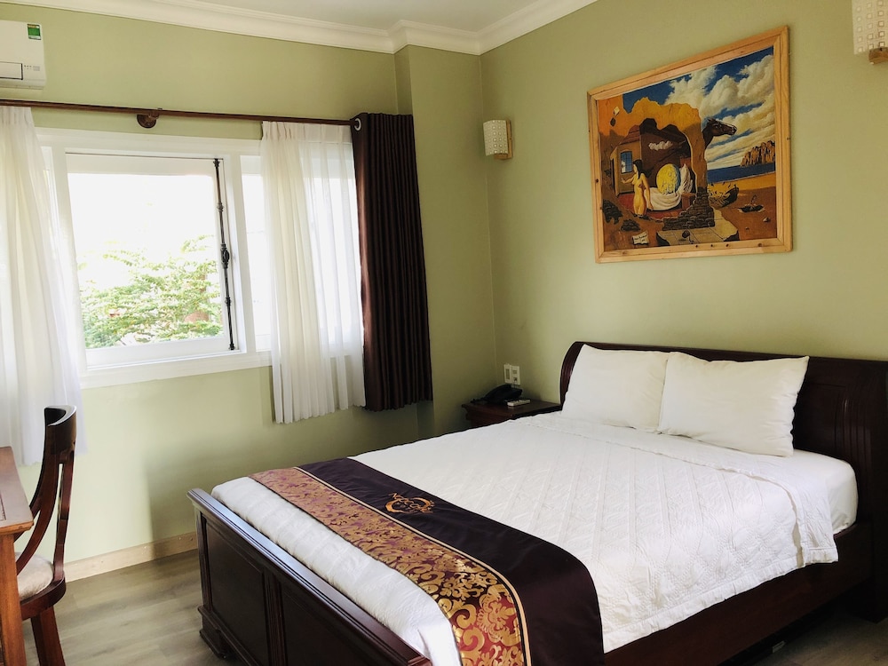 SUPERIOR, QUEEN BED