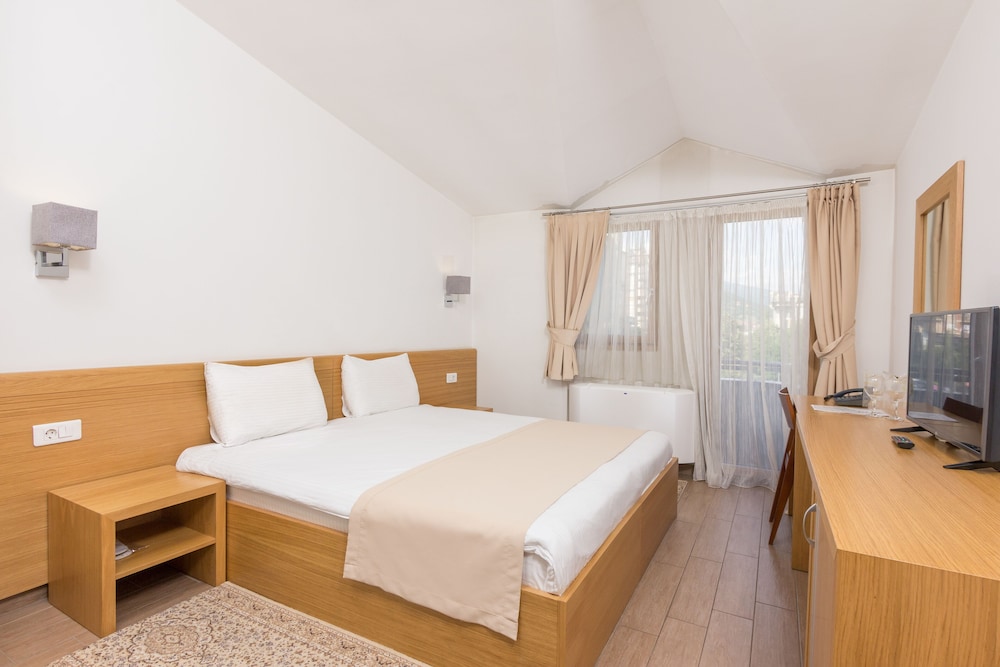 Hotel Lirak 8/50