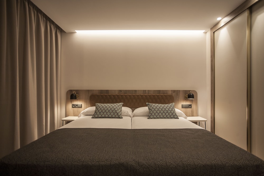 STANDARD, DOUBLE BED, CITY VIEW, BALCONY