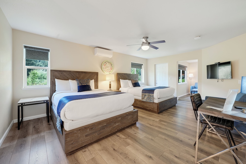 Deluxe, Suite, 2 Queen Beds, Patio