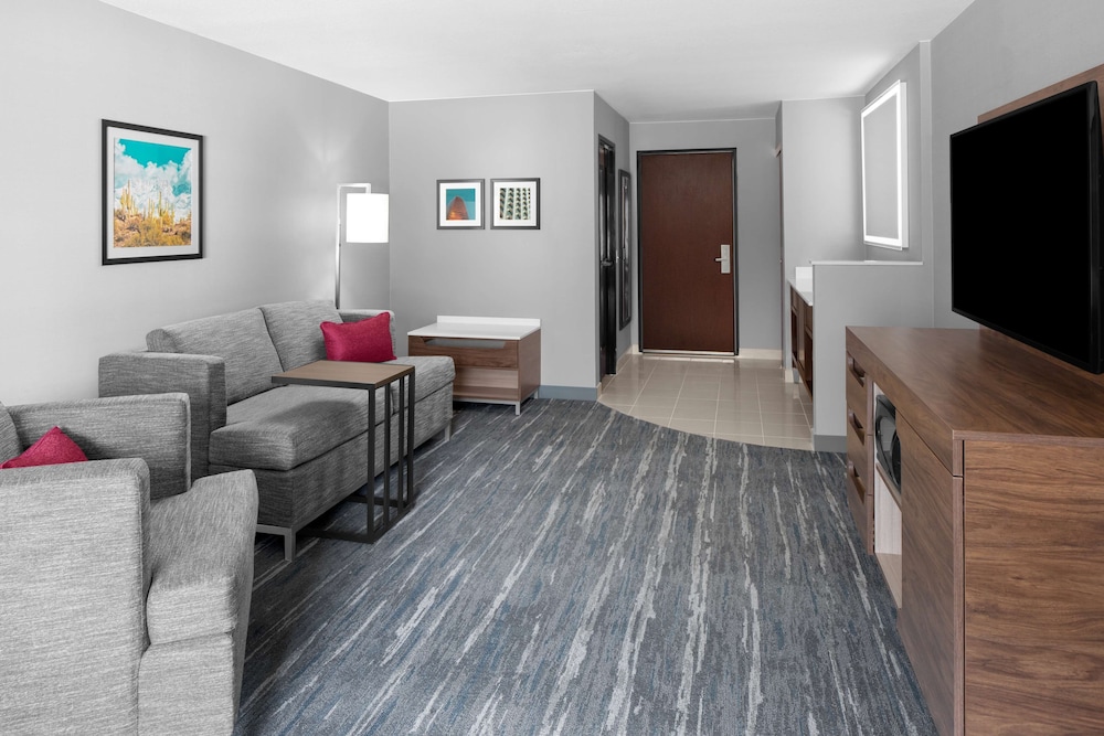 Hampton Inn Phoenix Biltmore 29/43