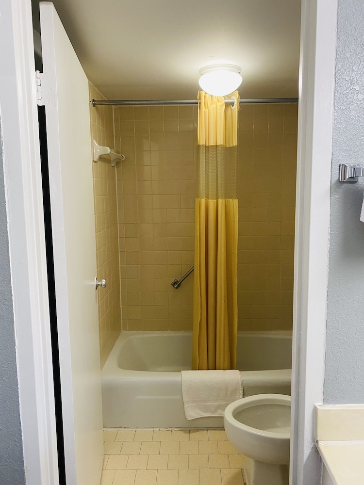 Travelers Place Inn & Suites 72/73