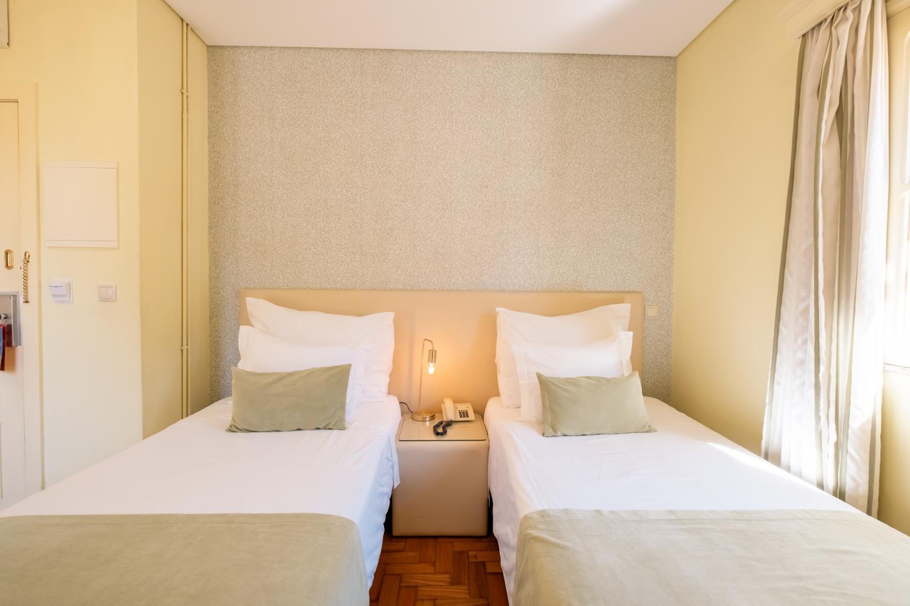 Adelaide Hotel 15/50