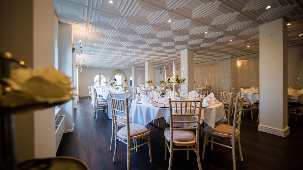 Gray Manor Hotel 36/48