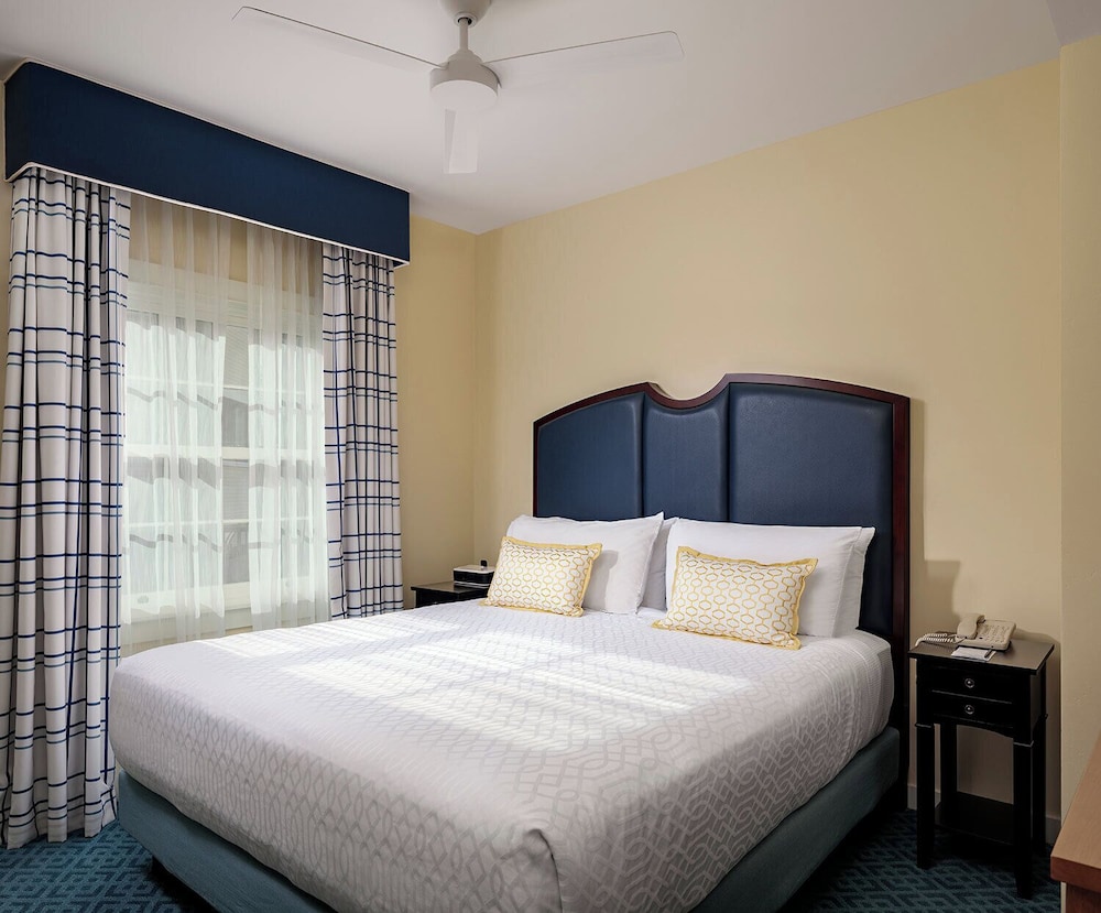 SUITE, KING BED, GARDEN VIEW