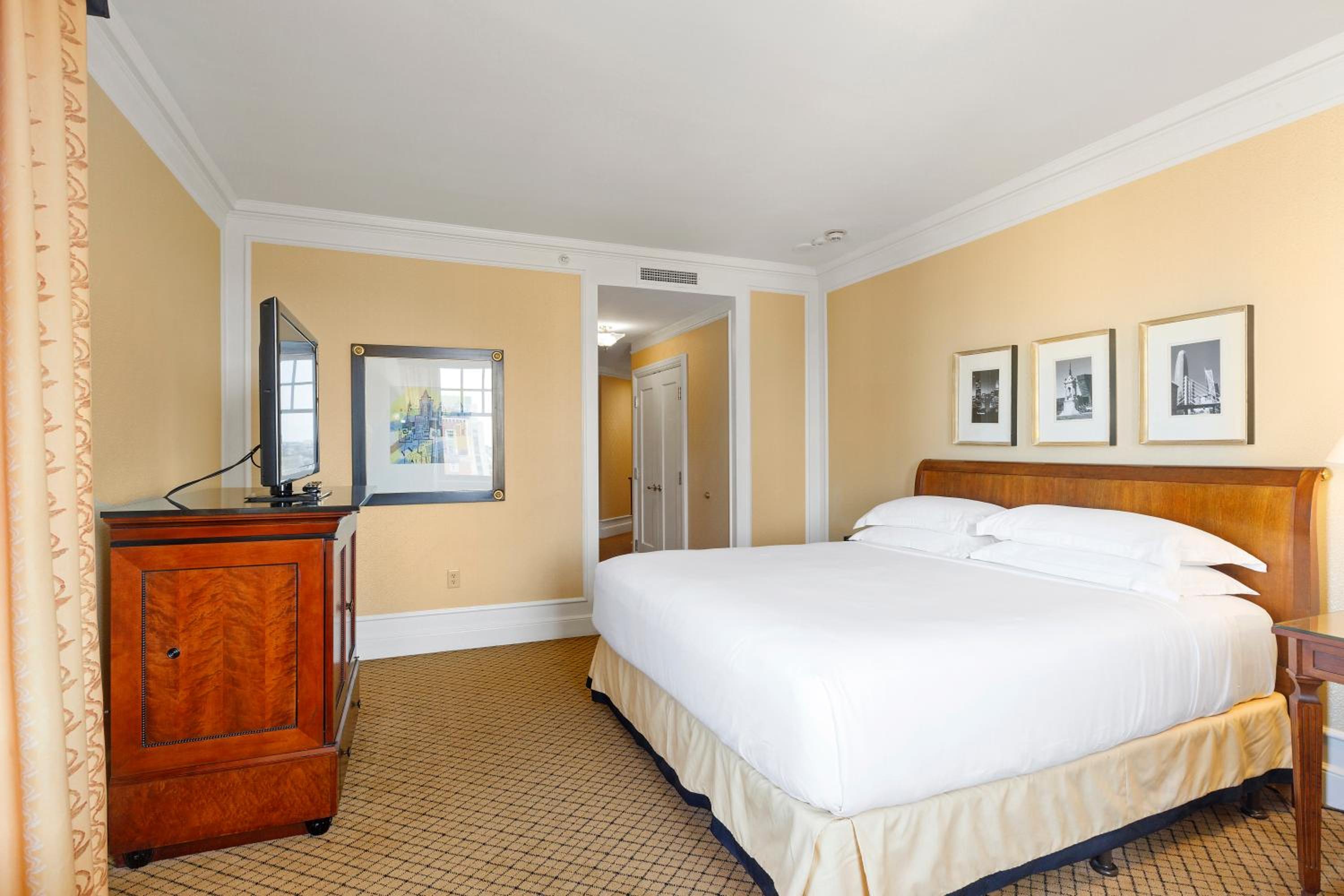 Classic, King Bed, with View, Corner