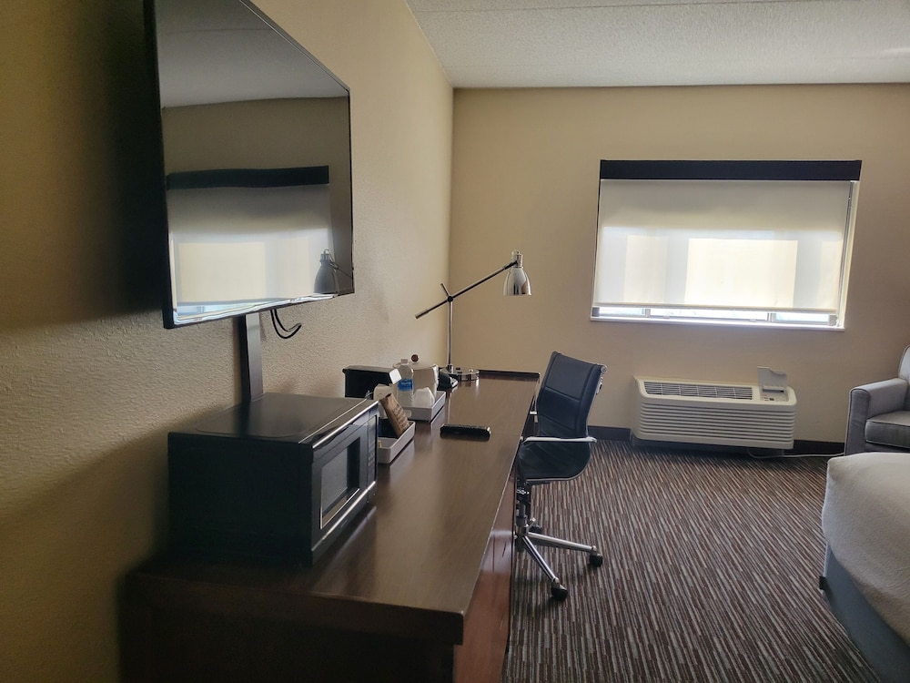 Royle Hotel Milwaukee Airport 59/64