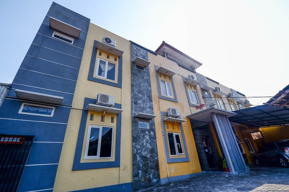 Hotel SUPER OYO 2209 Solo Point Guest House Syariah in SURAKARTA