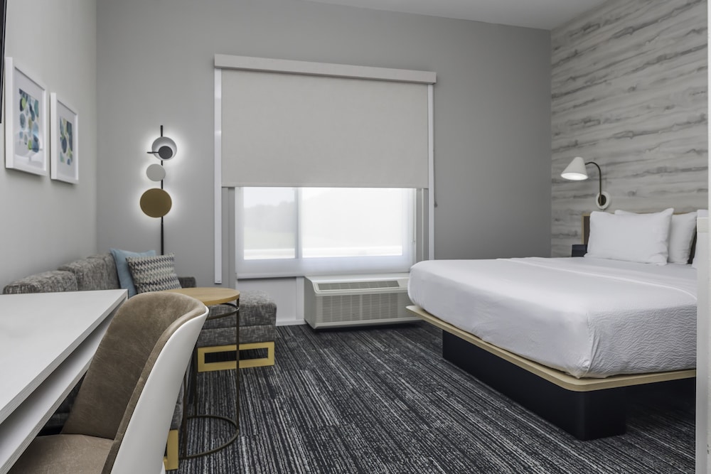 Studio, King Bed, Golf Course View