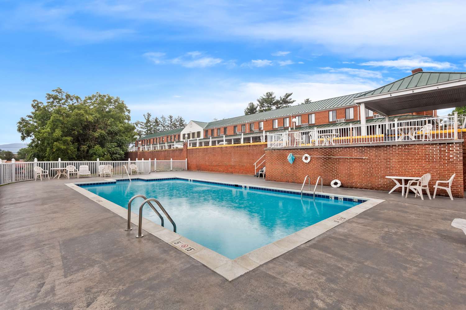 Econo Lodge Waynesboro - Skyline Drive, VA 24/24