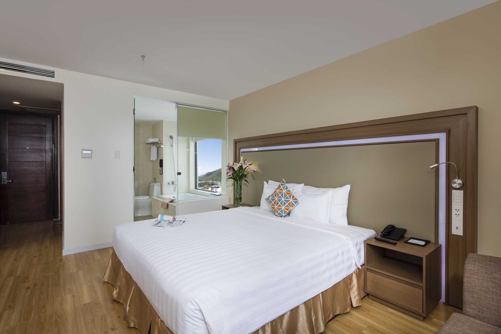 EXECUTIVE, DOUBLE OR TWIN BED, SEA VIEW, BALCONY