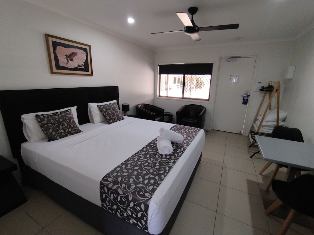 MINI, KING BED, KITCHENETTE