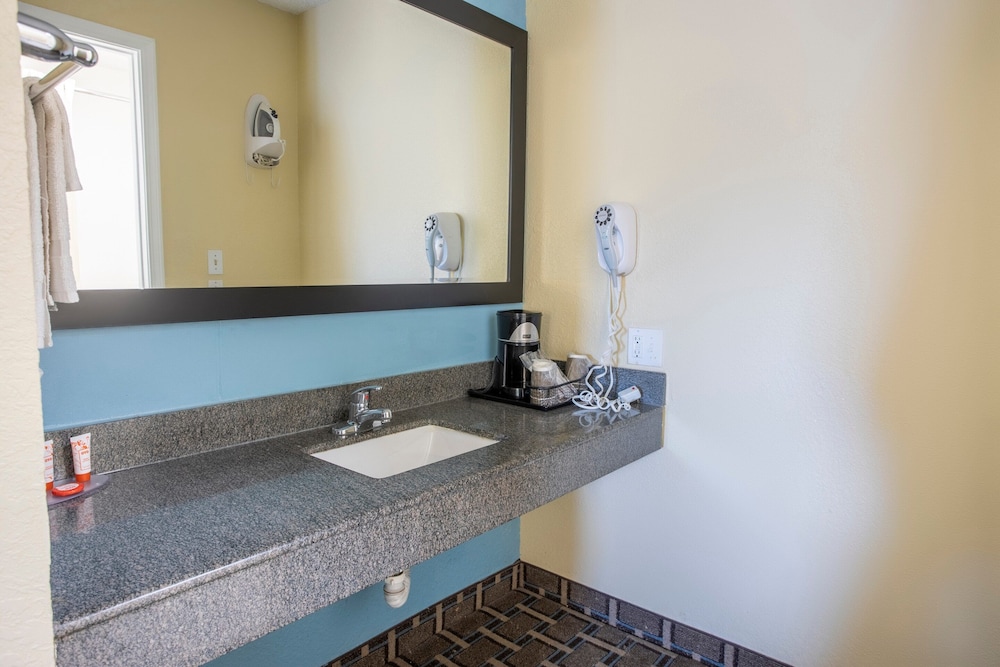 OYO Hotel Knoxville TN Cedar Bluff I-40 19/21