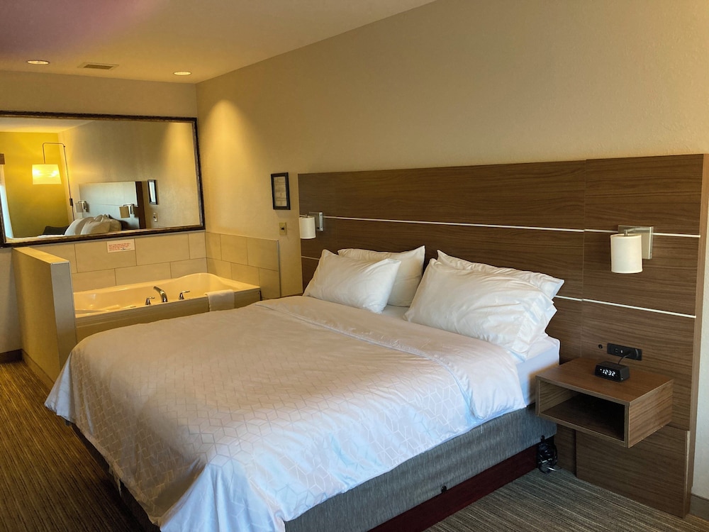 Standard, King Bed, Bathtub