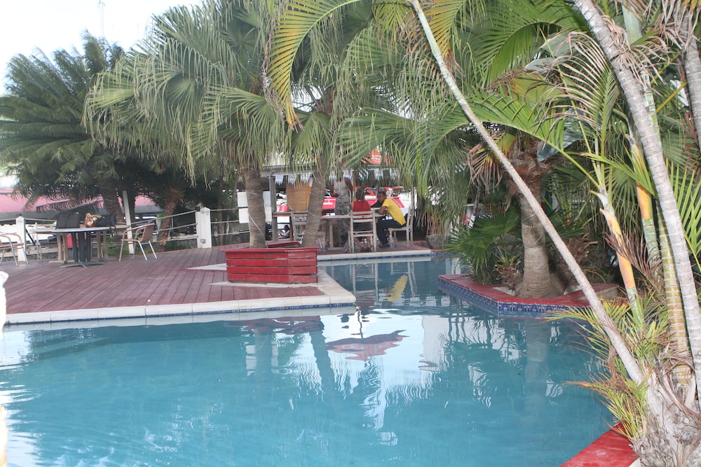Village Cay 37/41