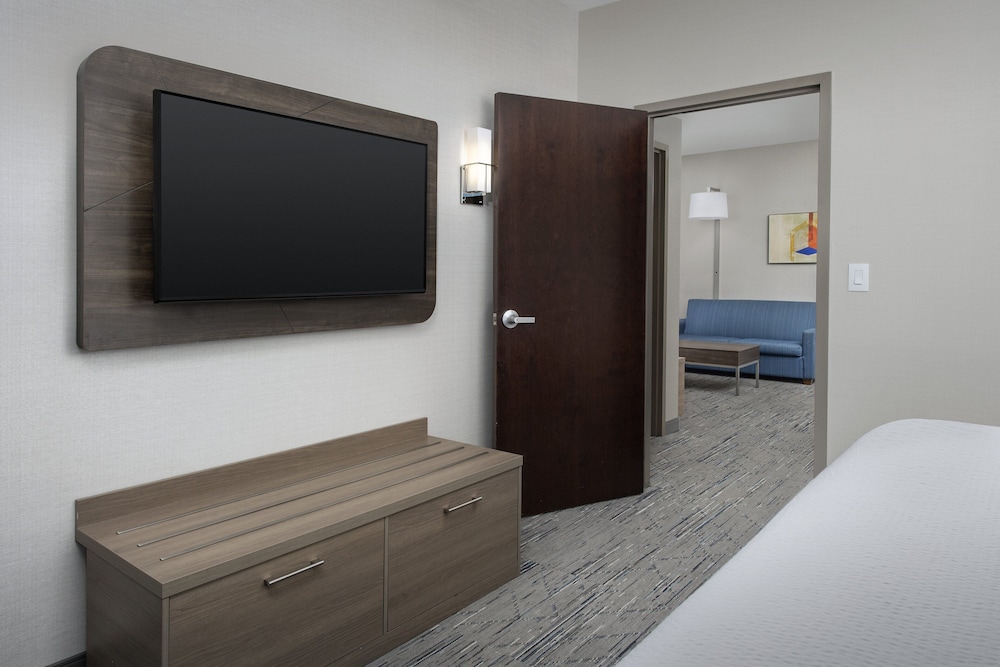 Holiday Inn Express Hoteland Suites Knoxville-Clinton 34/65