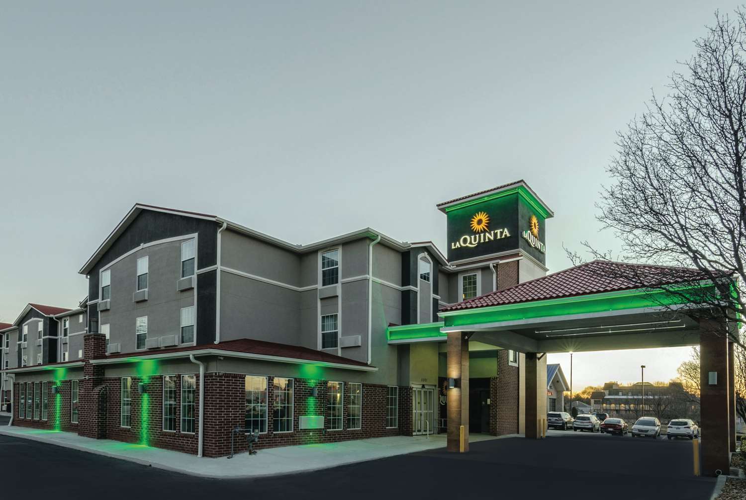 La Quinta Inn and Suites by Wyndham Kansas City Airport 2/34