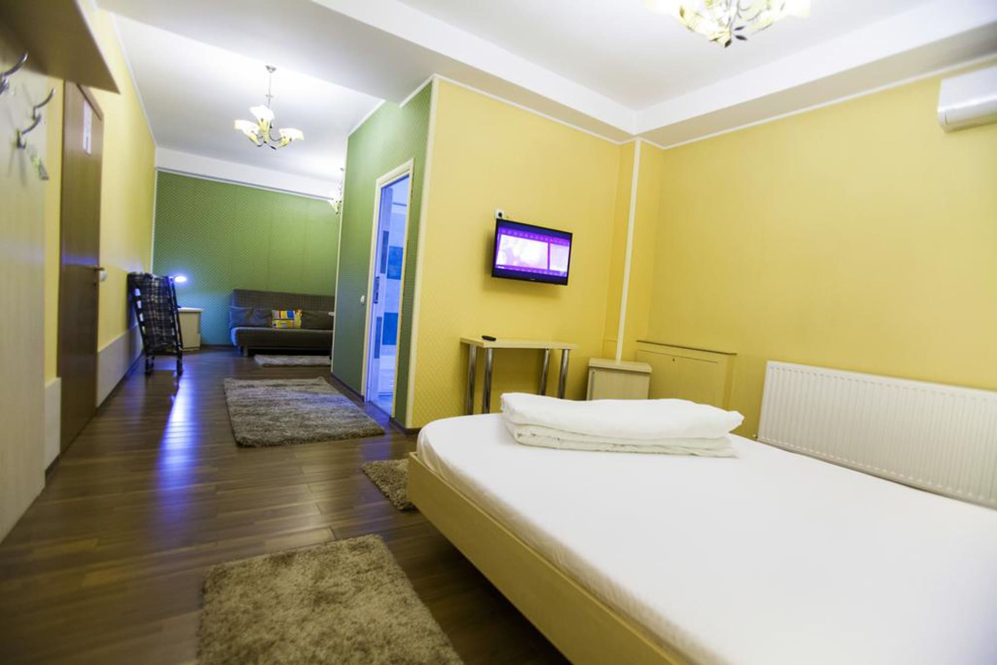 SUPERIOR, SUITE, QUEEN BED, SOFA