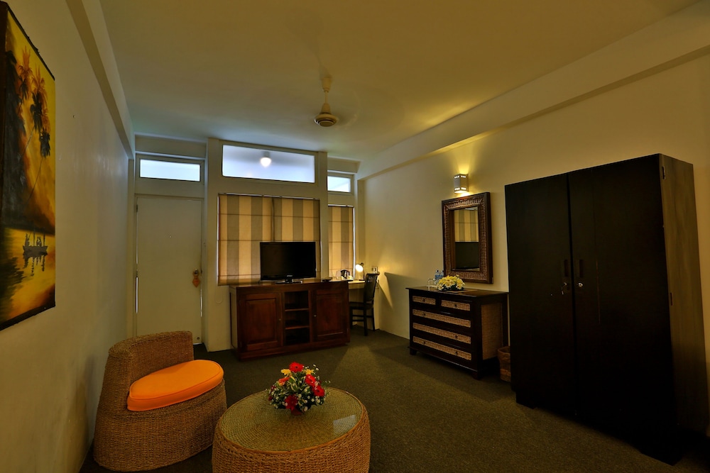 ST. LACHLAN HOTEL AND SUITES 23/64