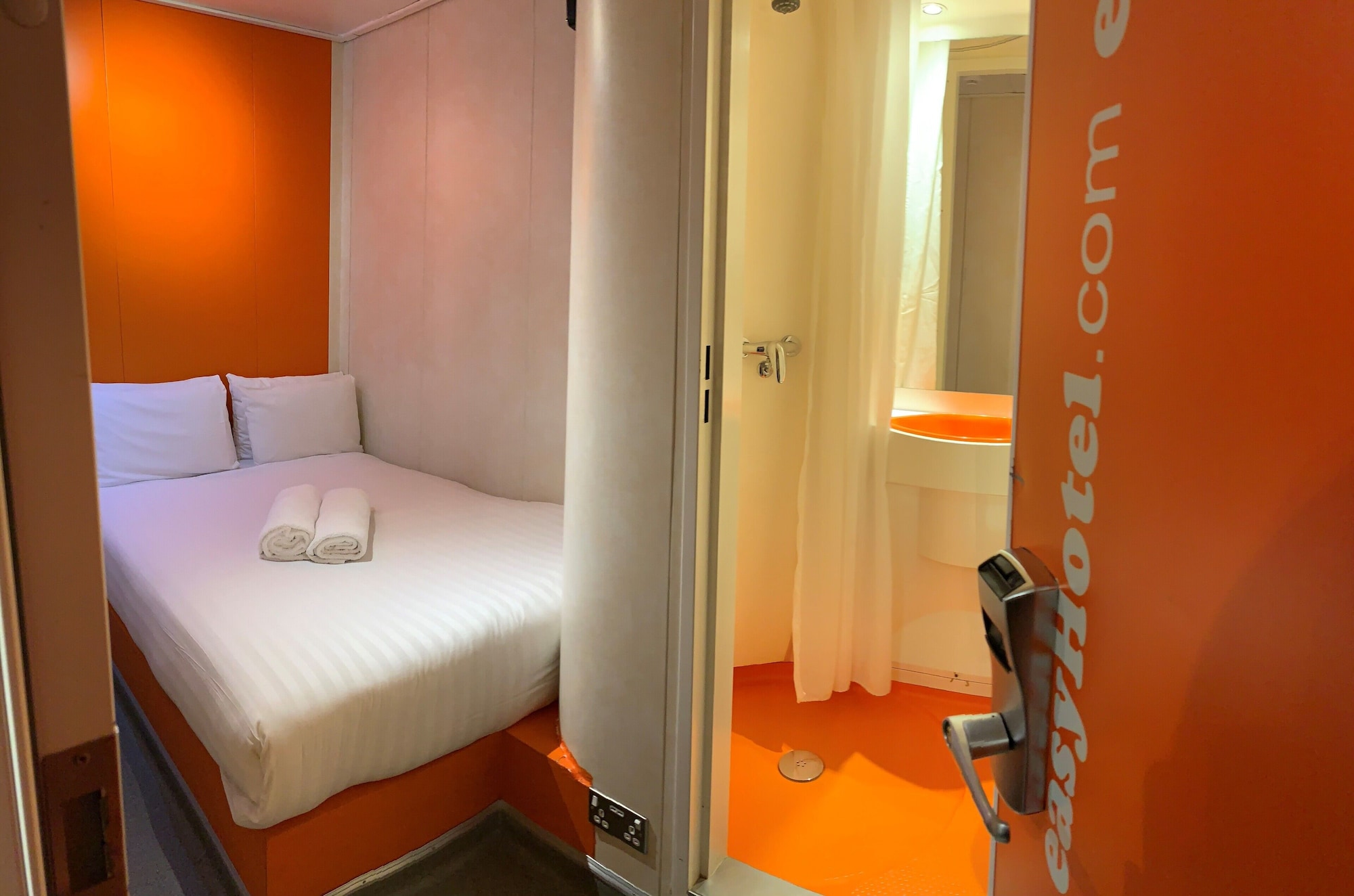 ROOM, DOUBLE BED, NO WINDOW