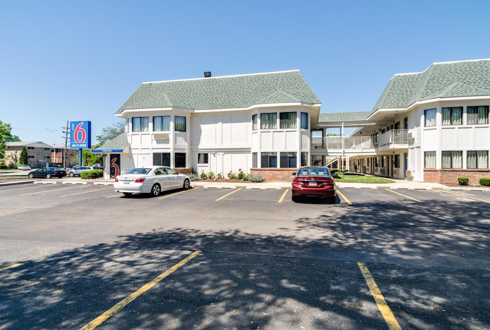 Motel6 Schiller Park, IL - Chicago O'Hare 7/48