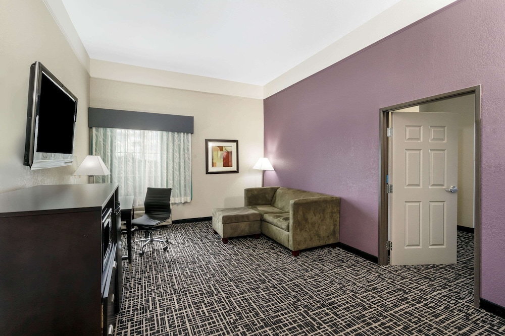 La Quinta Inn & Suites by Wyndham Canton MS 25/37