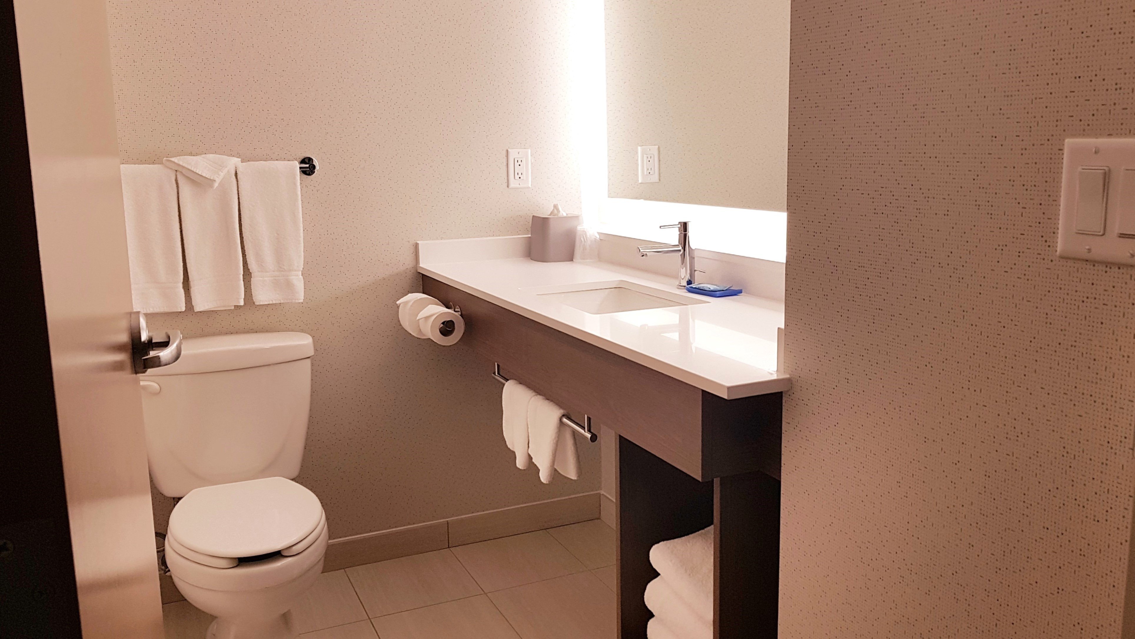 Holiday Inn Express Suites Surrey 50/50