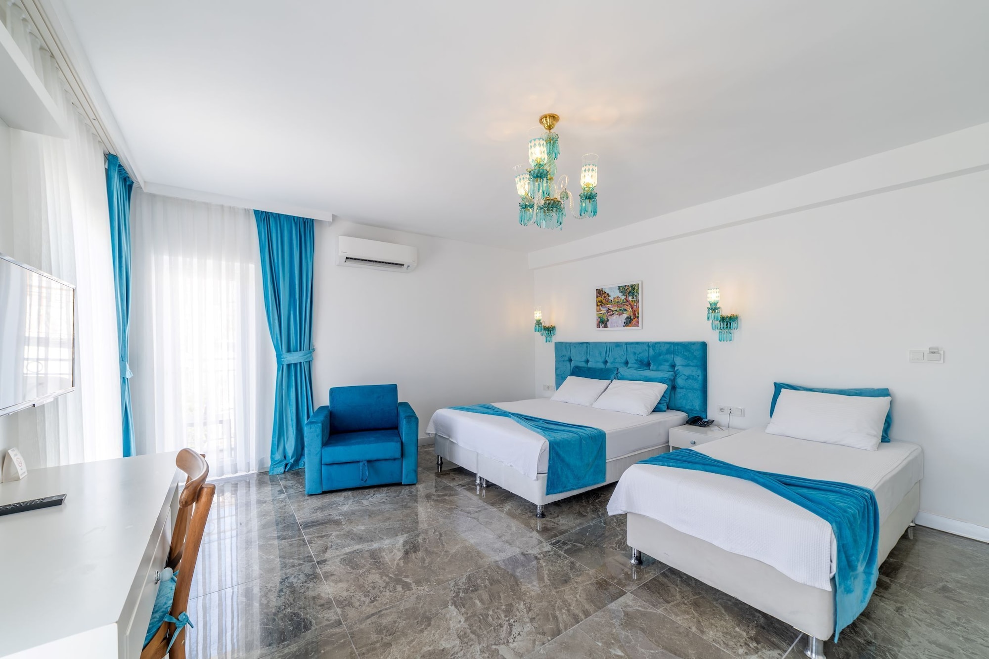 غرفة ديلوكس رباعية بسرير مزدوج وسرير فردي مع أريكة، Dam Hotel Lara 2/4
