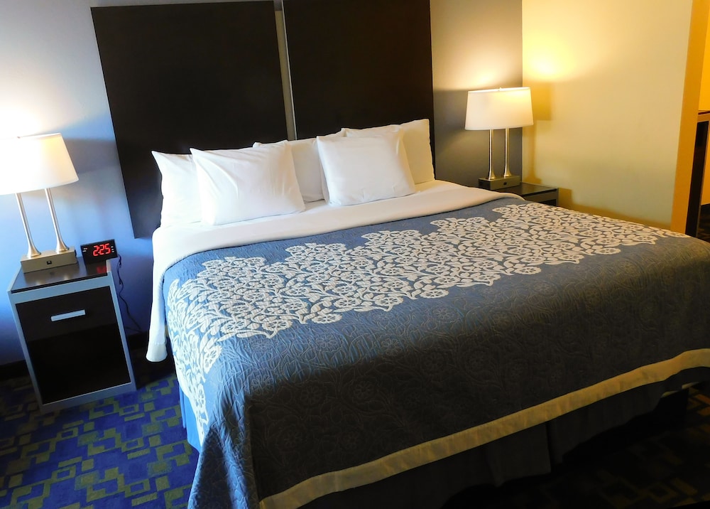 غرفة بسرير كينج لذوي الإعاقة، Days Inn & Suites by Wyndham Pocahontas 3/7