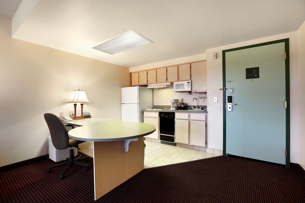 Allure Suites of Fort Myers 23/27