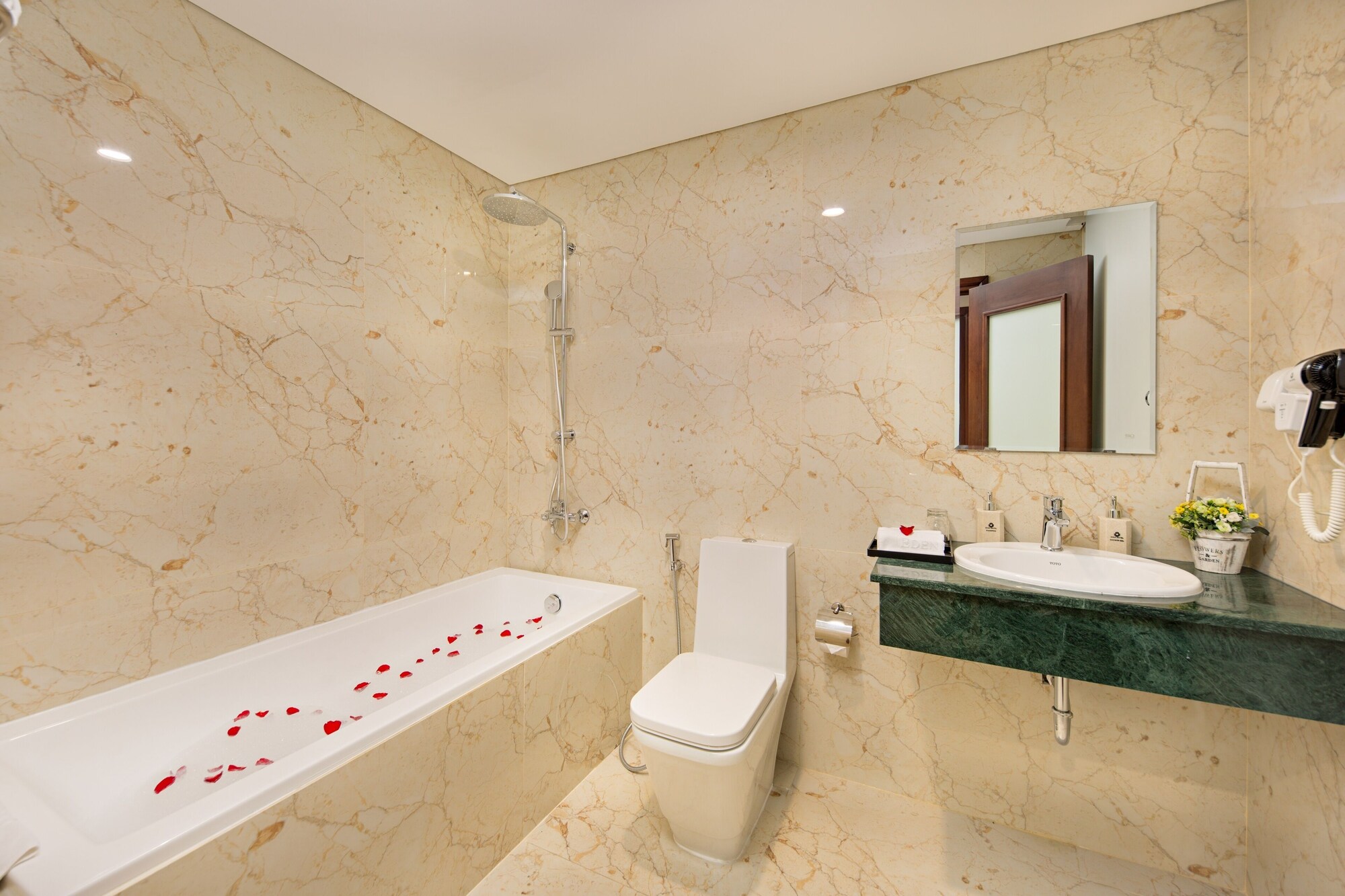 جناح فاخر بسرير كينج وسرير فردي بإطلالة على البحر بحوض استحمام، Eden Ocean View Hotel Da Nang 4/4