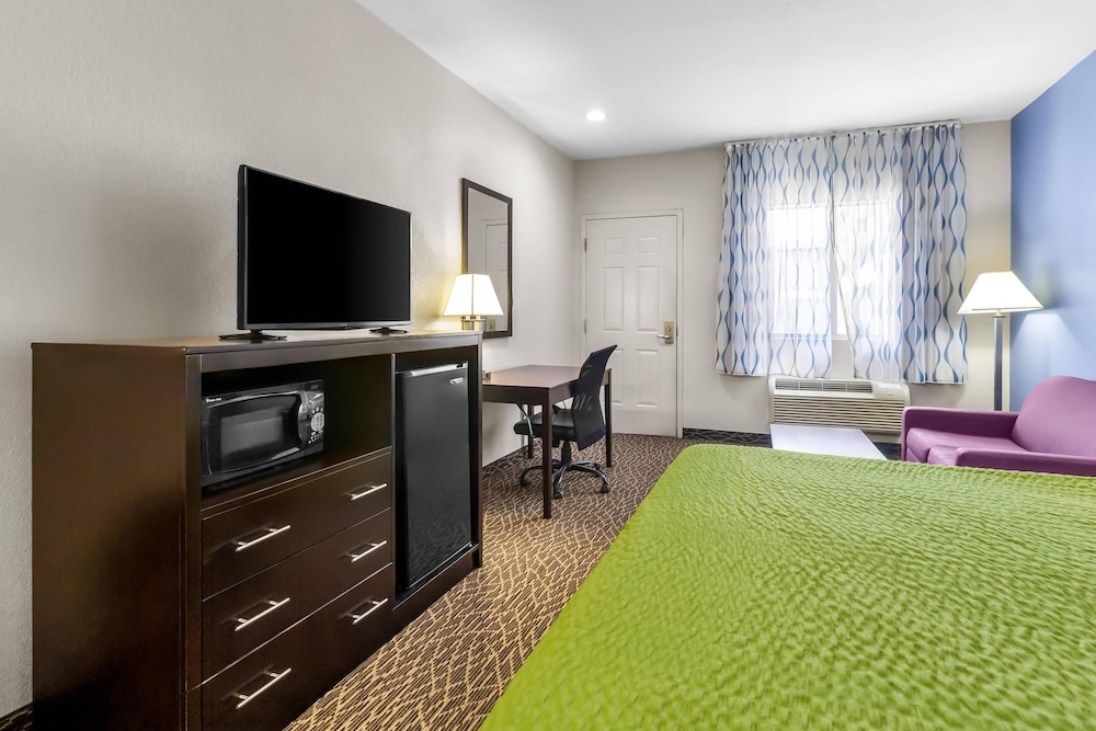 Econo Lodge Bryan TX 52/60